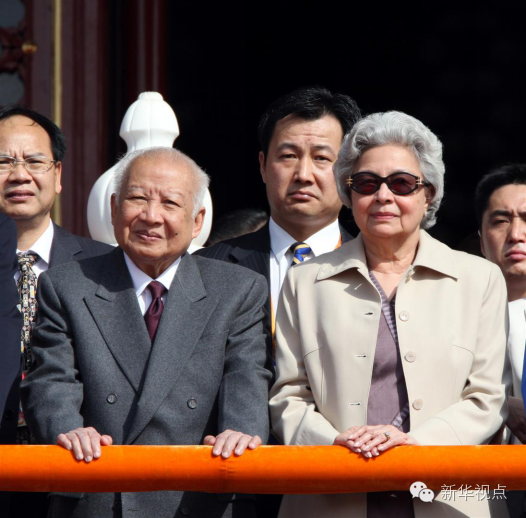 2009年10月1日,首都各界庆祝中华人民共和国成立60周年大会在北京天安门广场隆重举行。这是柬埔寨太皇西哈努克、太后莫尼列在天安门城楼上。新华社记者 姚大伟摄